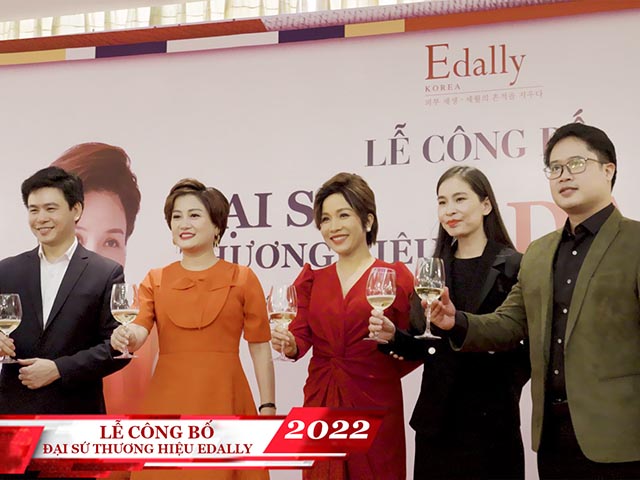 Diva Mỹ Linh trong buổi lễ công bố đại sứ thương hiệu Edally 2012